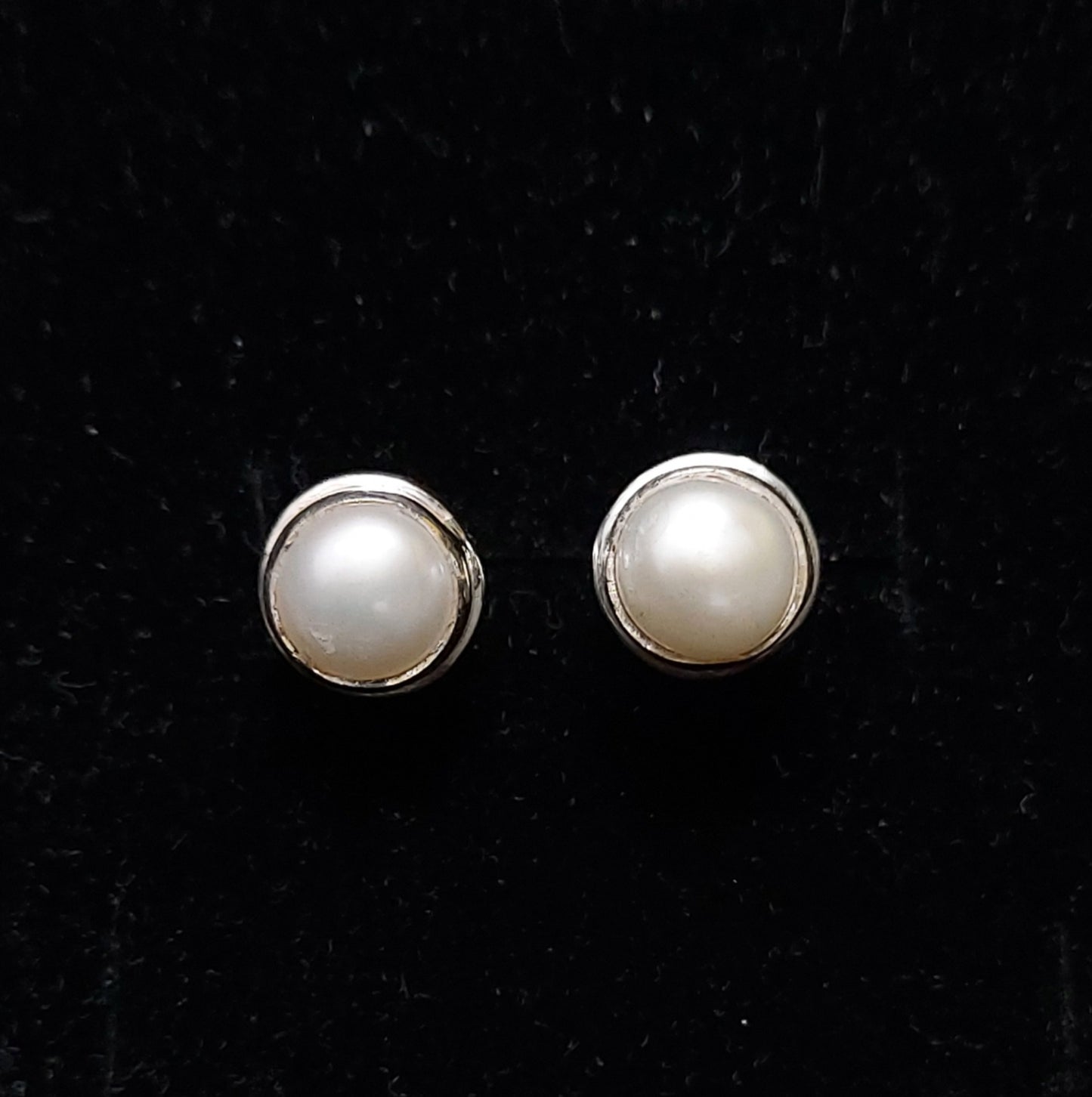 Natural White Pearl - Stud Earrings